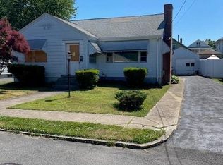 326 Beckwith St, Cranston, RI 02910