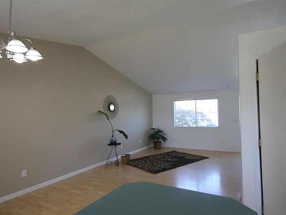 3rd image of 4851 Peony St