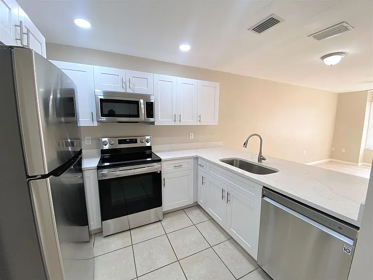 P (Residences Del Sol - 1984 Sunshine Blvd) — Photo 5