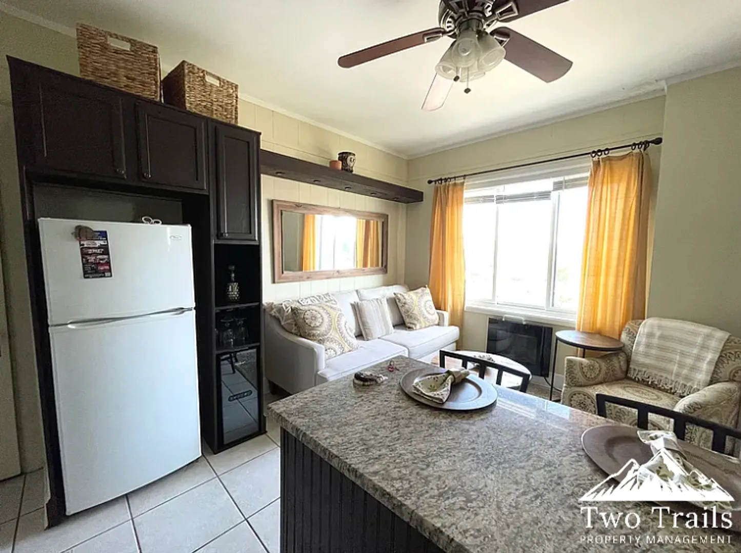Downtown Fully-Furnished Condo — Photo 4