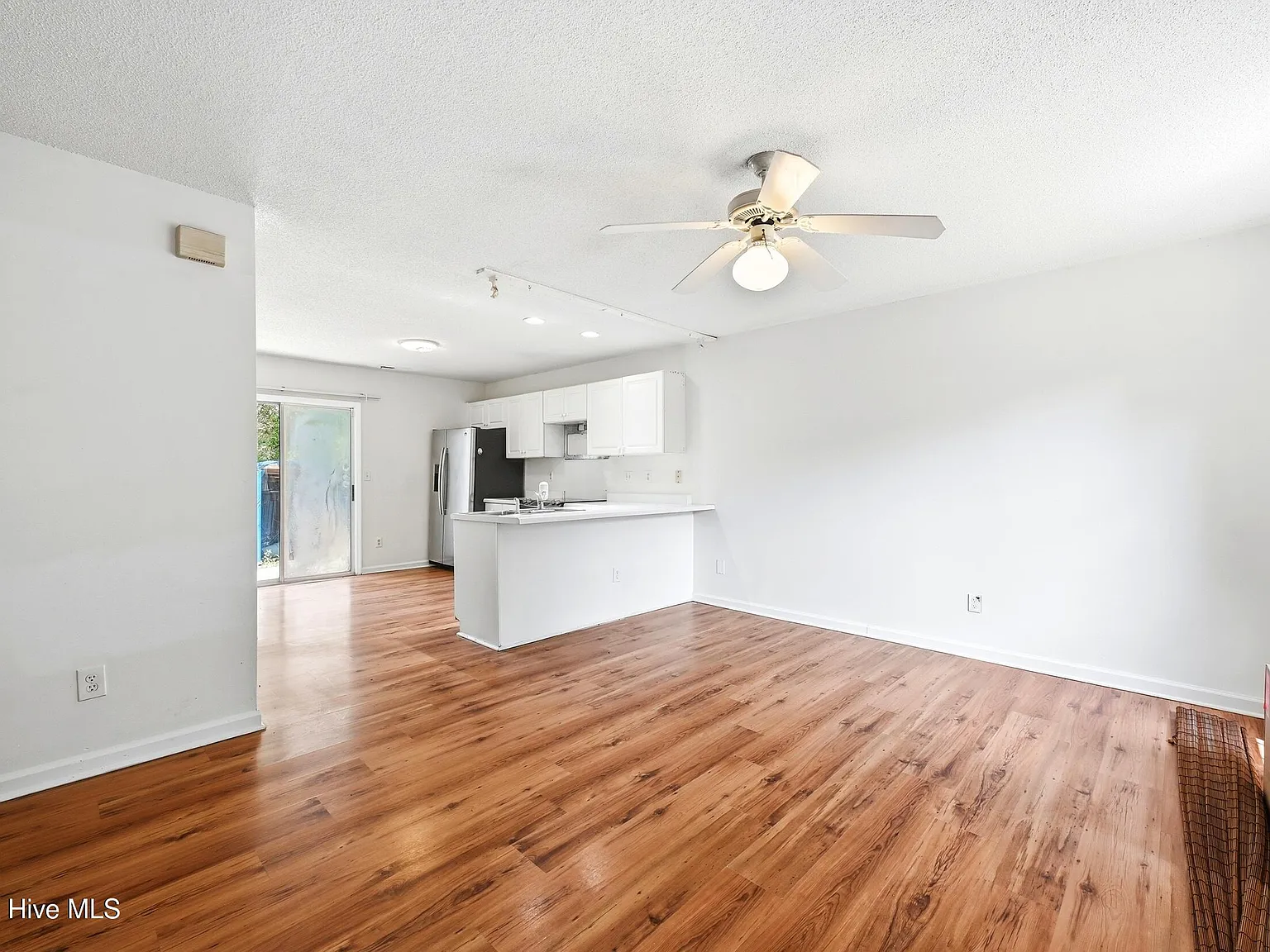 3 bed, 2.0 bath, 1016 sqft, $1,800 — Photo 2