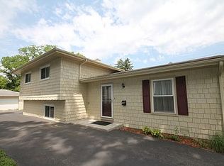 132 Raymond Ave, Barrington, IL 60010