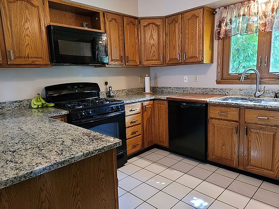 Kitchen w/granite counters