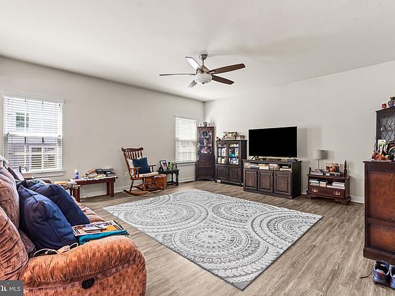 5th image of 54 Vancouver Pl