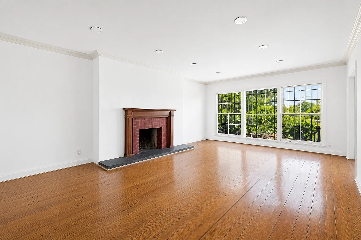 3 bed, 2740 sqft, $7,700 — Photo 2