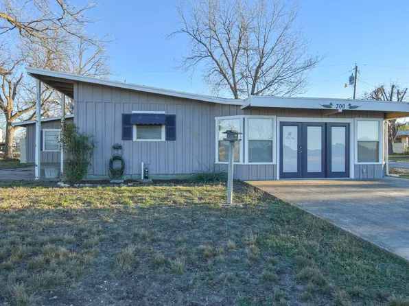 300 N Shore Dr, Brady, TX 76825