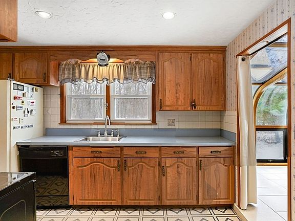 5th image of 28 Bayberry Ln