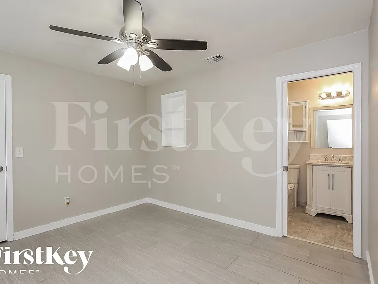 1047 Cove Landing Dr — Photo 11