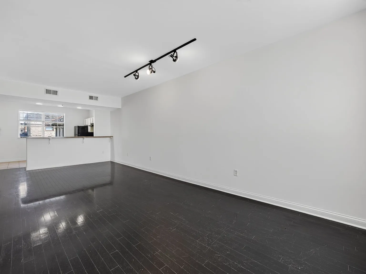 501 N Walnut St — Photo 2