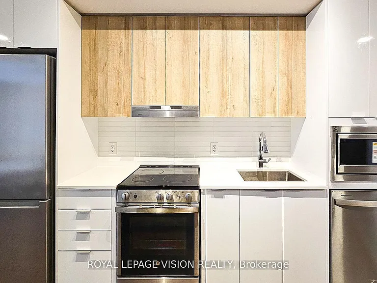5105 Hurontario St #426 — Photo 13