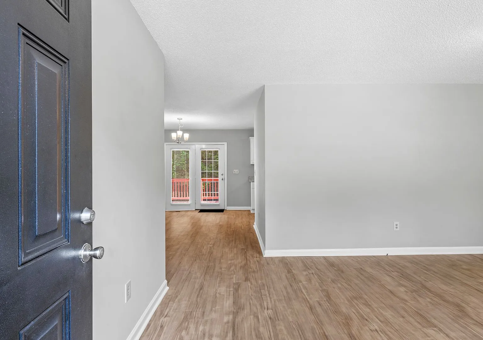 NW Home - Updated Kitchen and Bathrooms, Wood Laminate Flooring, Deck, Must See! — Photo 2