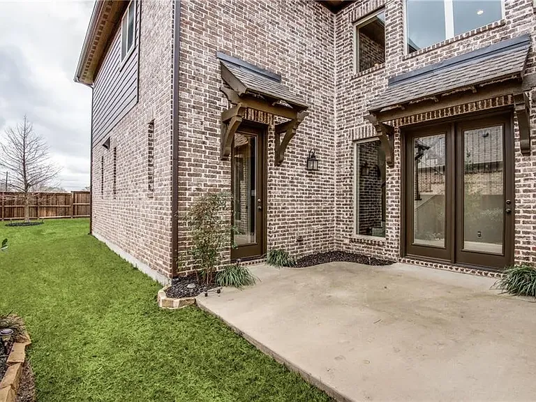 580 Butchart Dr — Photo 15