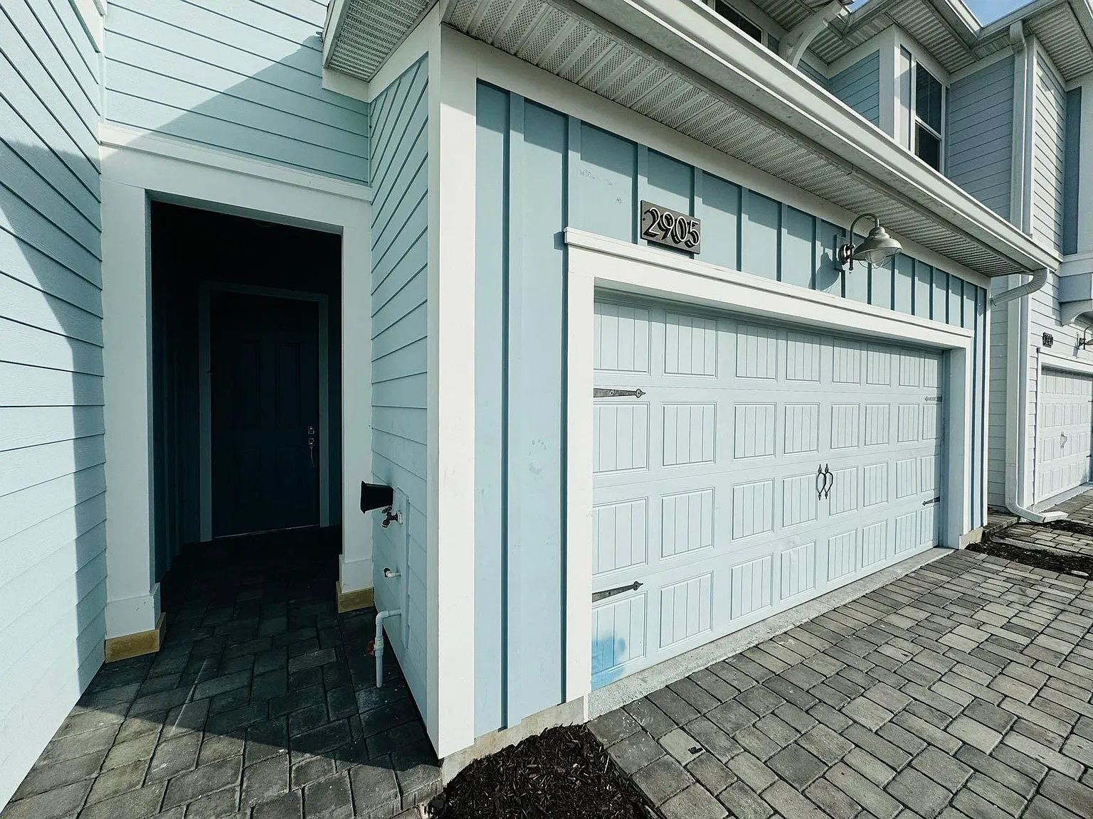 3 bed, 2.5 bath, 2112 sqft, $2,350 — Photo 2