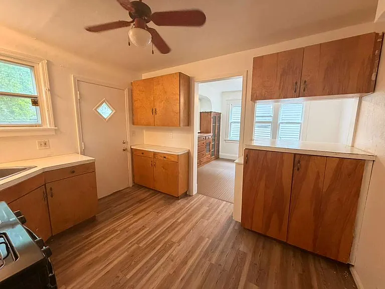 348 Spencer St — Photo 6