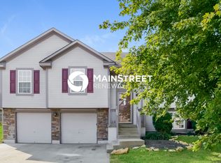 1413 NW High View Dr, Grain Valley, MO 64029
