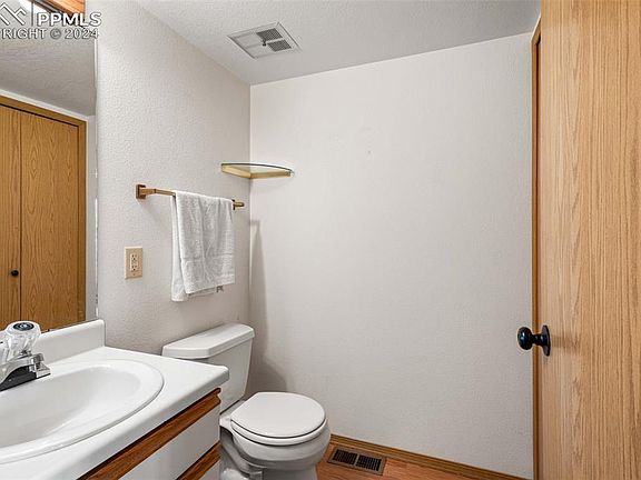 5th image of 7933 Lexington Park Dr