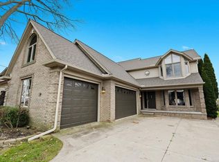 38883 Lakeshore Dr, Harrison Township, MI