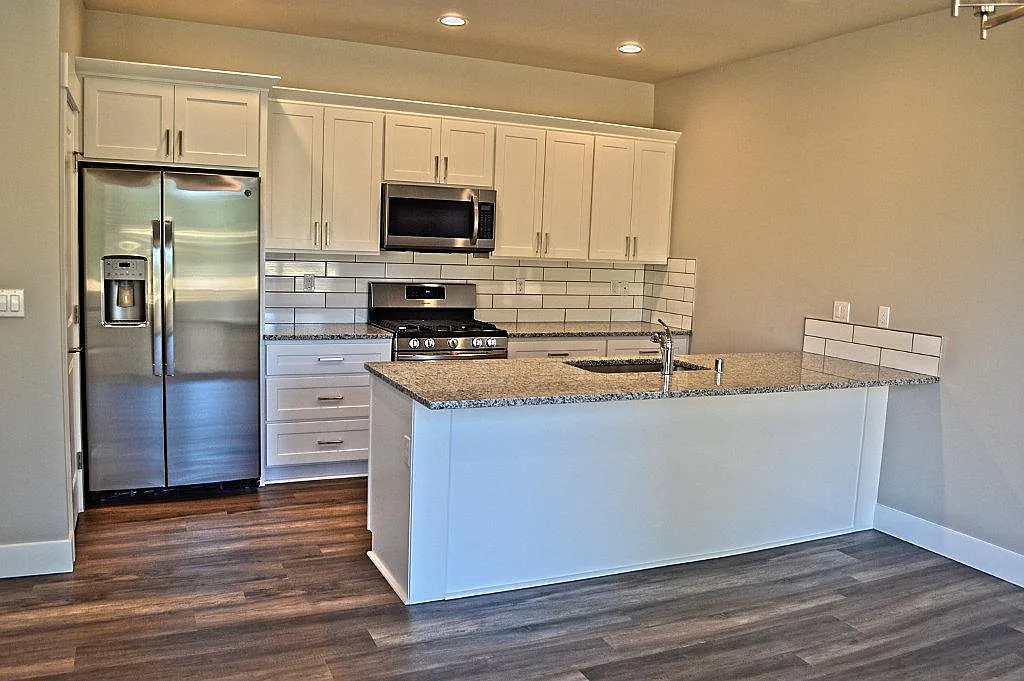 6923 Lennon Ln NE — Photo 2