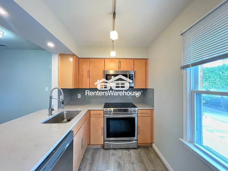 527 W 20th St #402 — Photo 8