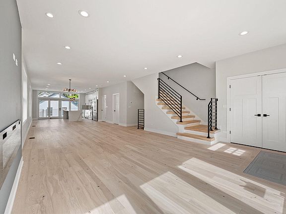 5th image of 5520 N Nordica Ave