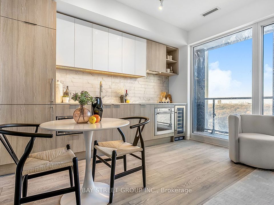 1st image of 2020 Bathurst St #1812