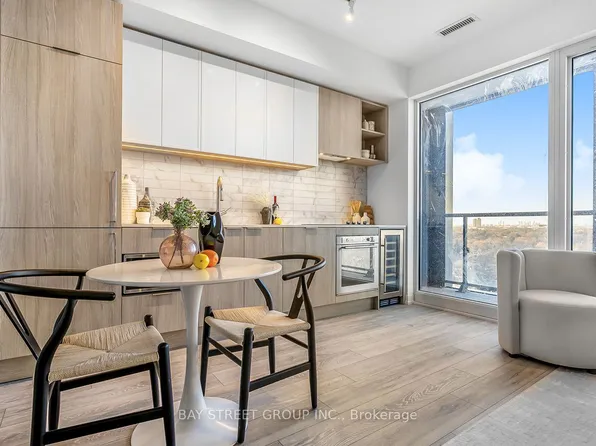 2020 Bathurst St #1812, Toronto, ON M5P 0A6