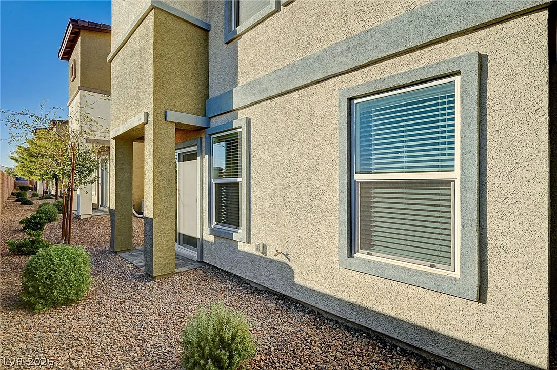 3 bed, 2.0 bath, 1426 sqft, $2,040 — Photo 3