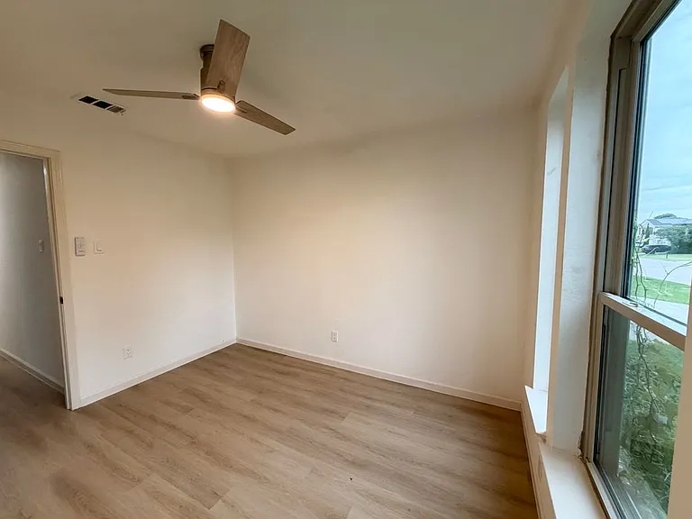 3308 Meadowview Dr — Photo 3