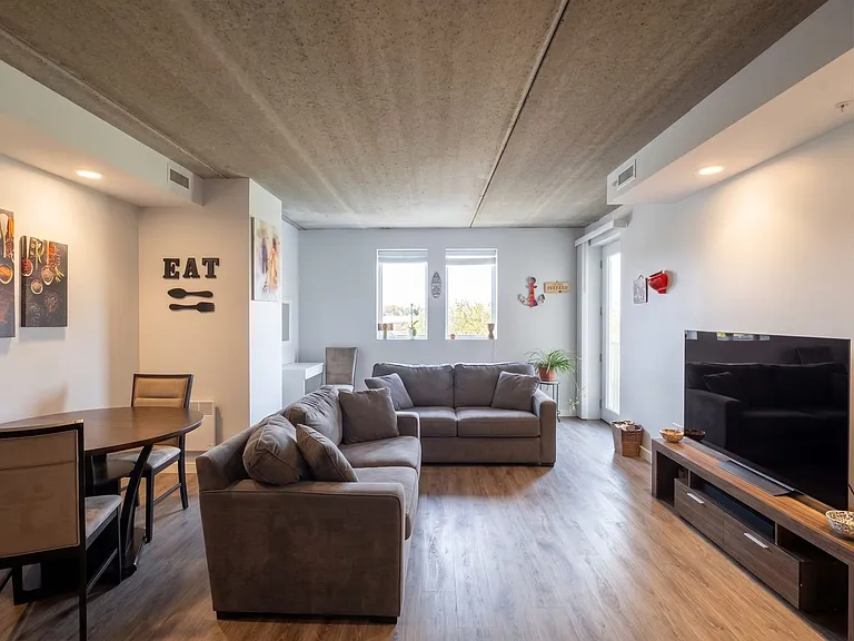 Gorgeous Historical Apartments Near Beach in East Rogers Park — Photo 45