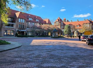 25 Burns St #4, Forest Hills, NY 11375