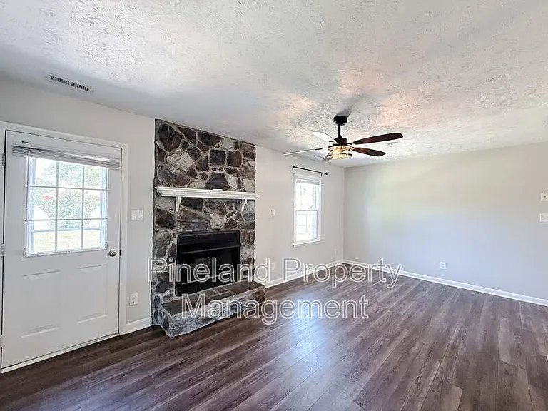 1690 Clairborne Dr — Photo 6