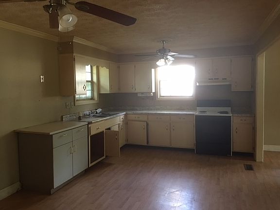 5th image of 210 Greenwood St