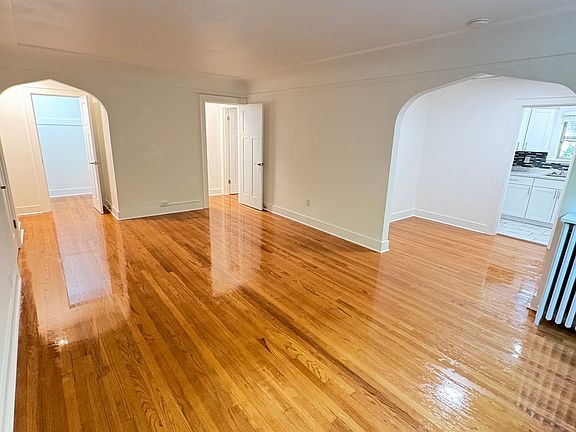 4th image of 516 Summit Ave E #303