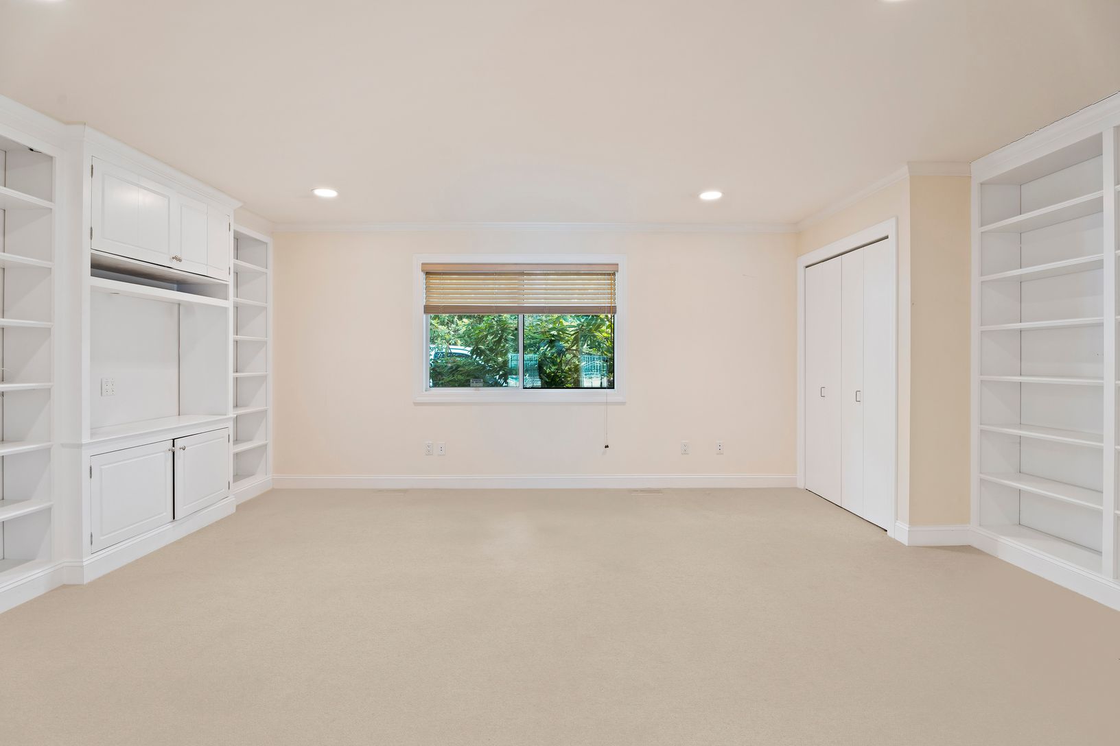  Family Room / Den