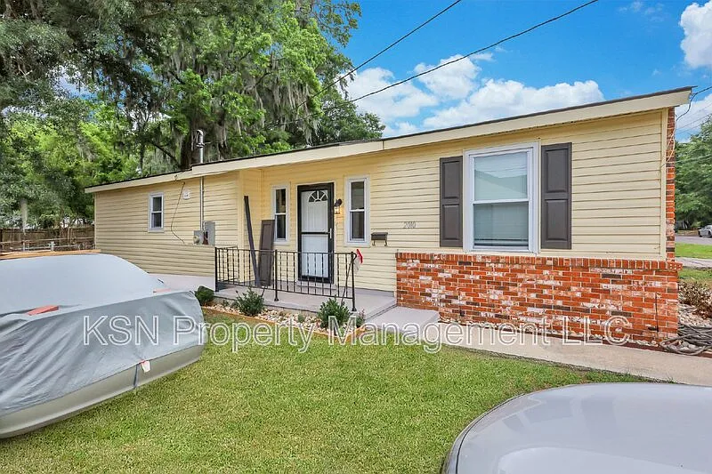 2 bed, 1.0 bath, 892 sqft, $1,690 — Photo 2