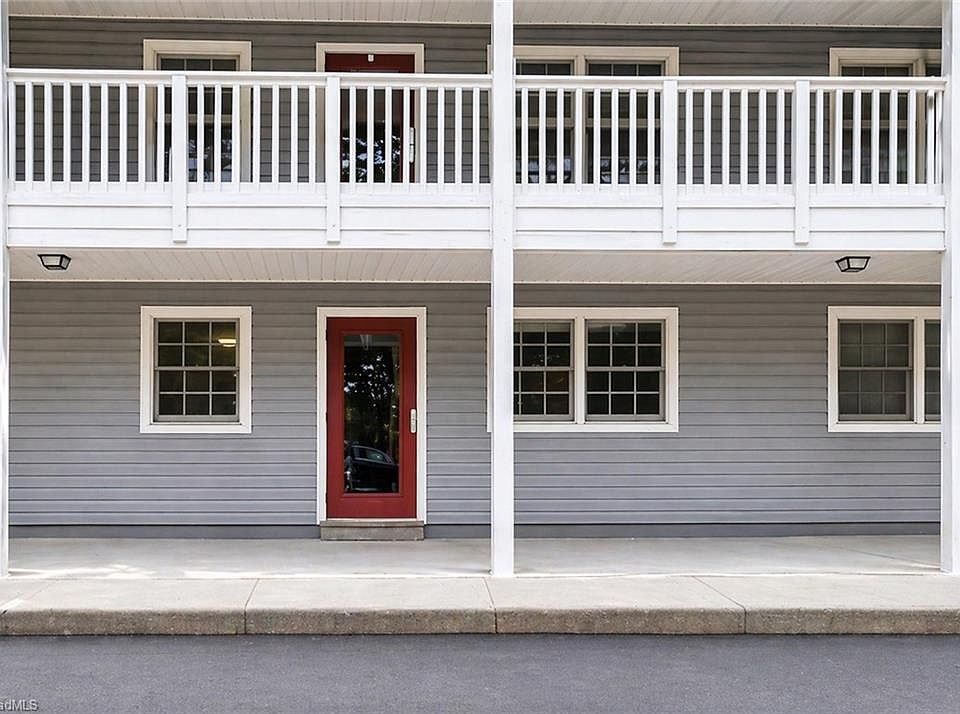 1st image of 2890 Carriage Dr APT B