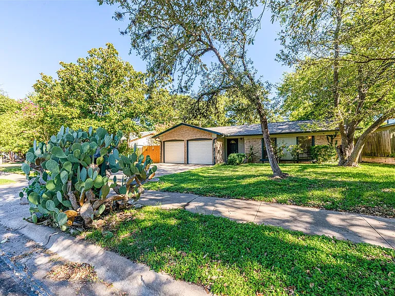 7000 Whispering Oaks Dr — Photo 2