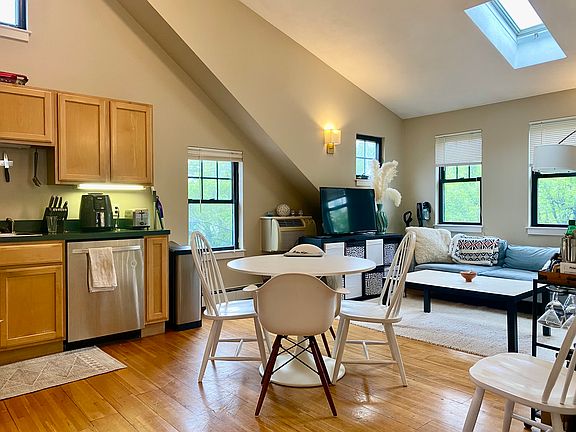 2nd image of 162 River St #10