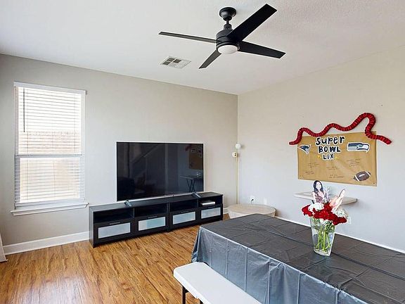3rd image of 2105 Huxley Ln #20330927
