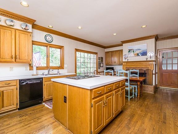 3rd image of 445 Riverhill Dr