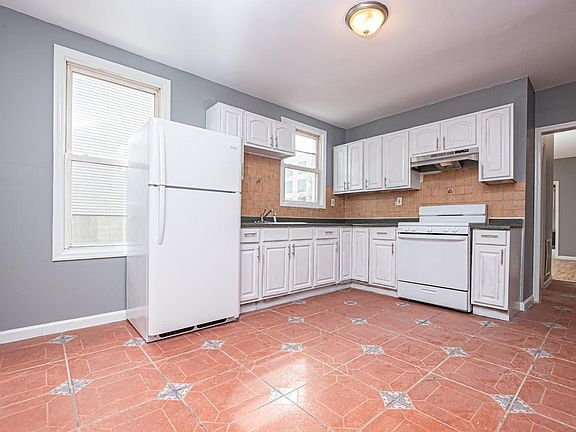 4th image of 114 Chadwick Ave #1