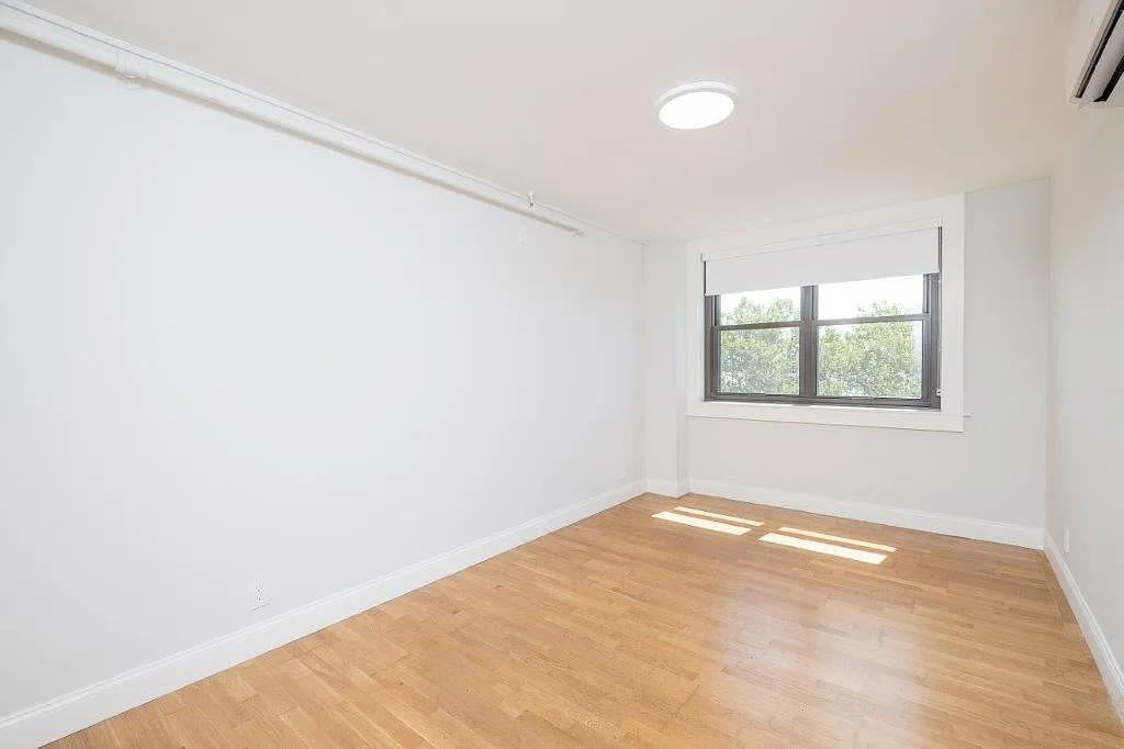 1422 Columbia Rd — Photo 3
