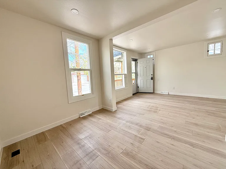 708 E Dakota Ave — Photo 7