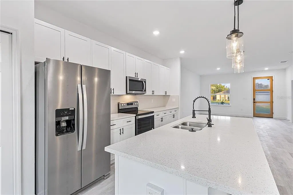 4 bed, 2.0 bath, 1630 sqft, $1,900 — Photo 3