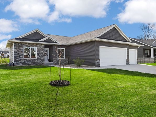 3073 Dell Ridge Ln, Hiawatha, IA 52233