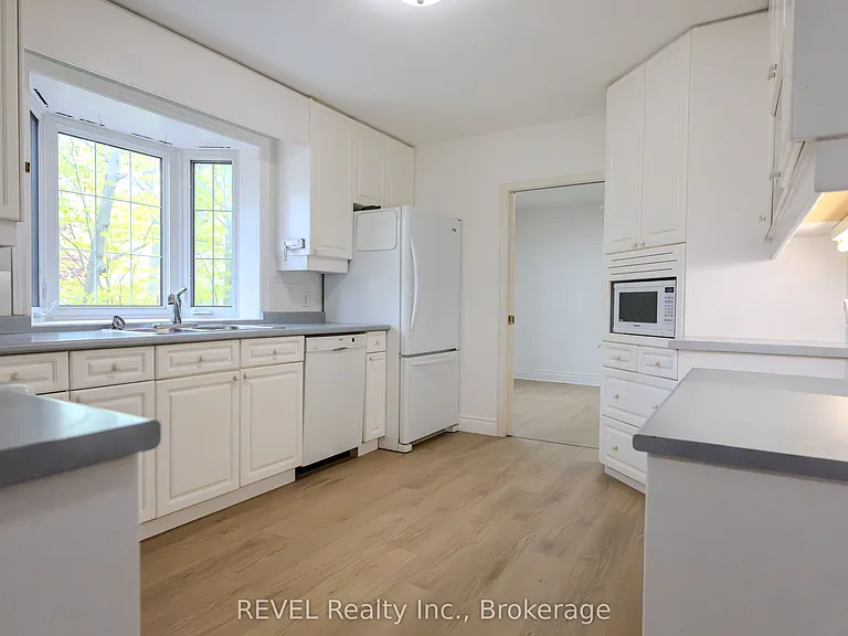 19 Woodington Cres — Photo 6