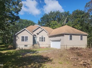 408 Surrey Dr, Lords Valley, PA 18428