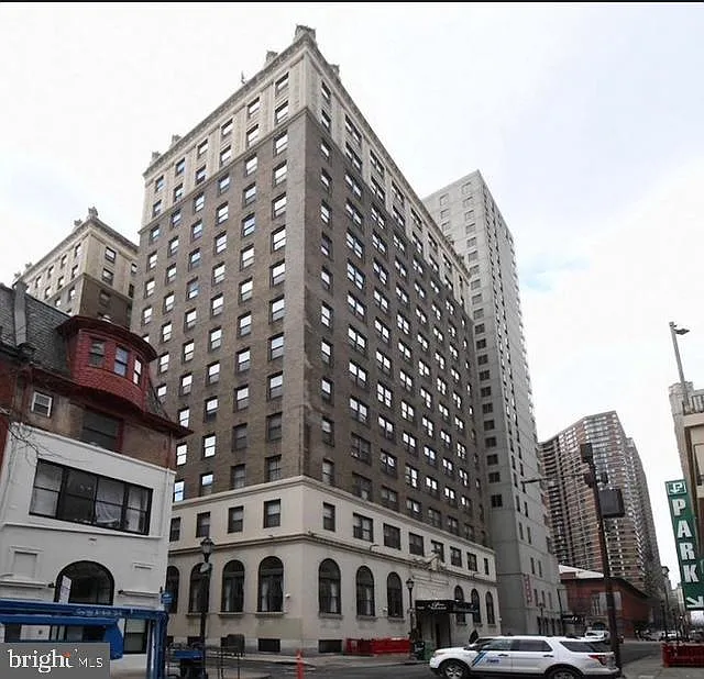 1324 Locust St APT 819 photo 1