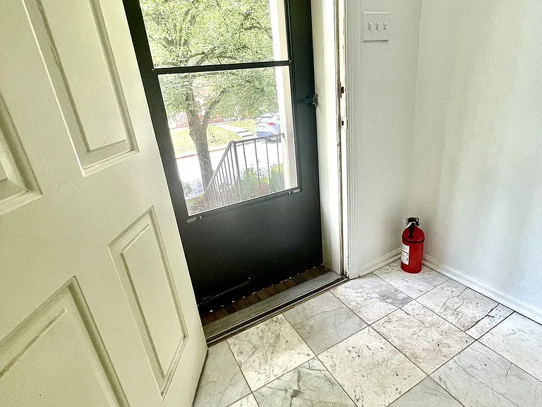 1010 River Oaks Dr — Photo 2