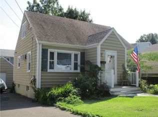 121 Soundview Ave, Fairfield, CT 06825